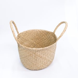The shopping bag uses eco-friendly hand-woven water hyacinth material